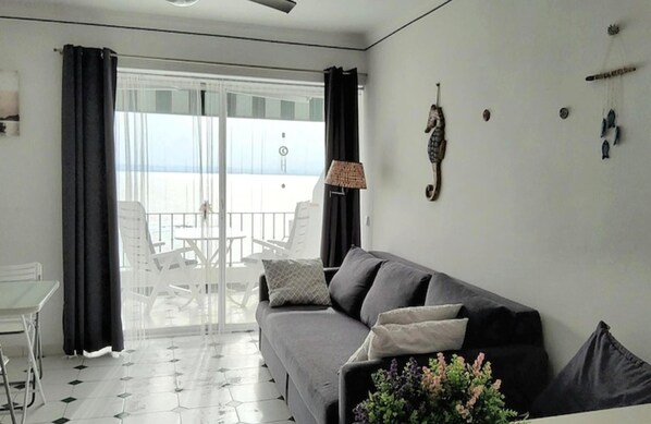 TV - 2209 CASA LAVANDA SEMI- DETACHED HOUSE, SUNNY, QUIET, TERRACE WITH BARBECUE. (Roses)