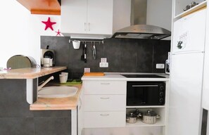 Kühlschrank, Mikrowelle, Ofen, Wasserkocher mit Kaffee-/Teezubehör