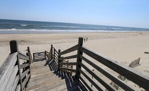 Una playa cerca, sillas reclinables de playa, toallas de playa