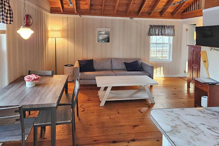 Spacious 2 Bedroom Cabin, 50ft From The Beach - Old Orchard Beach, ME