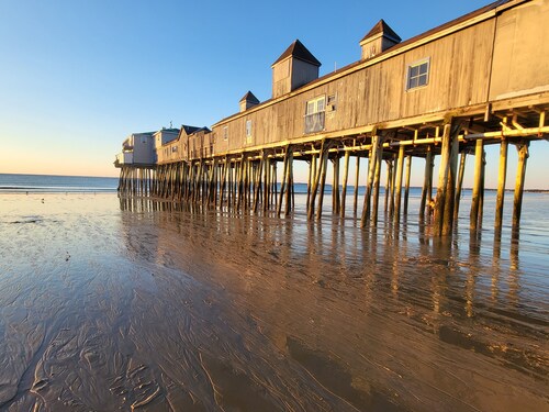 Spacious 2 bedroom cabin, 50ft from the beach