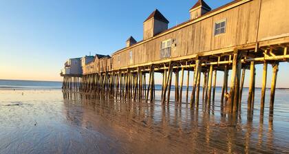 Spacious 2 bedroom cabin, 50ft from the beach