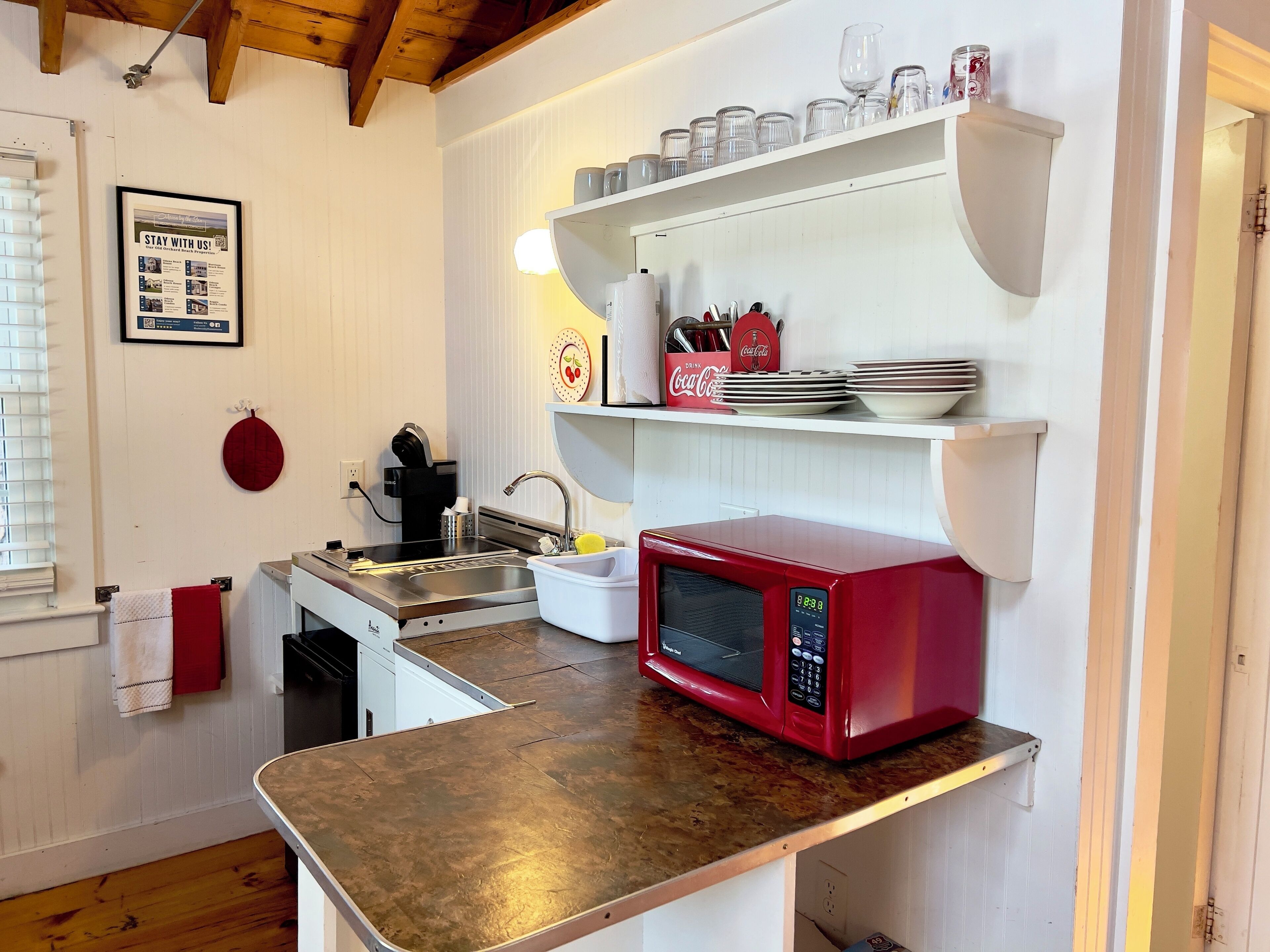 Refrigerador, microondas, parrilla de estufa y cafetera y tetera 