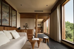 Premier Studio Suite, Patio, Hill View | Premium bedding, minibar, desk, laptop workspace