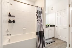 Een douche, een haardroger, handdoeken, zeep