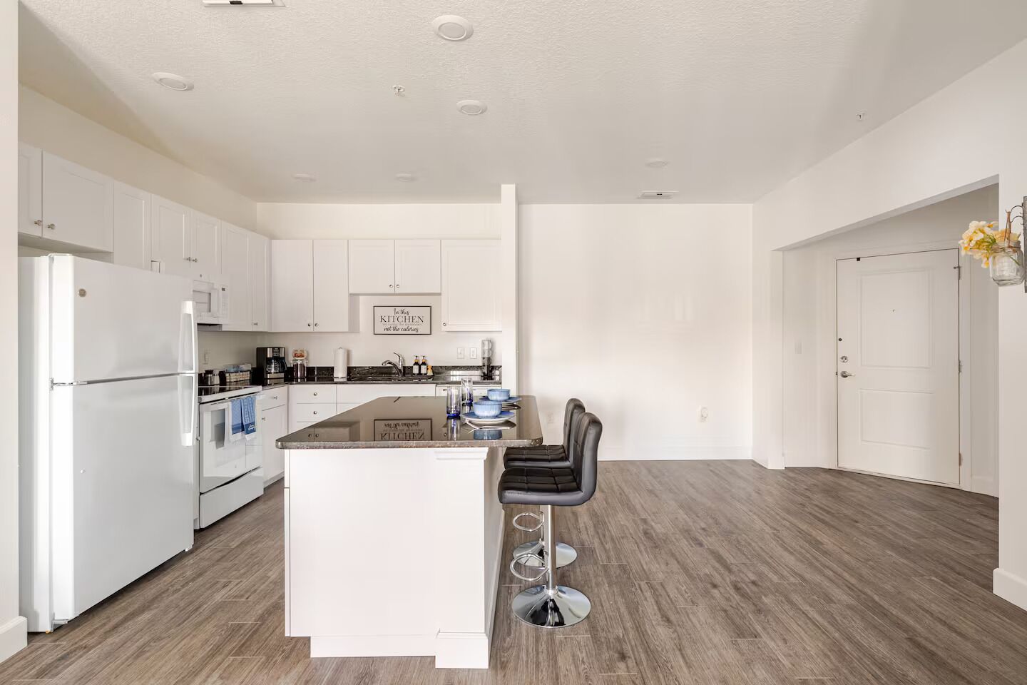 Mikrobølgeovn, ovn, kokeplater og oppvaskmaskin