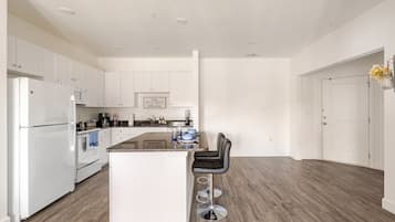 Mikrobølgeovn, ovn, kokeplater og oppvaskmaskin