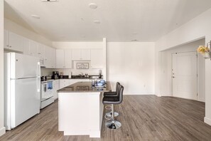 Mikrowelle, Ofen, Herdplatte, Geschirrspüler