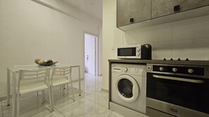 Fridge, microwave, oven, stovetop - STAY Finnibreeze Apartment (Larnaca)