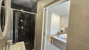 Een douche, een haardroger, handdoeken