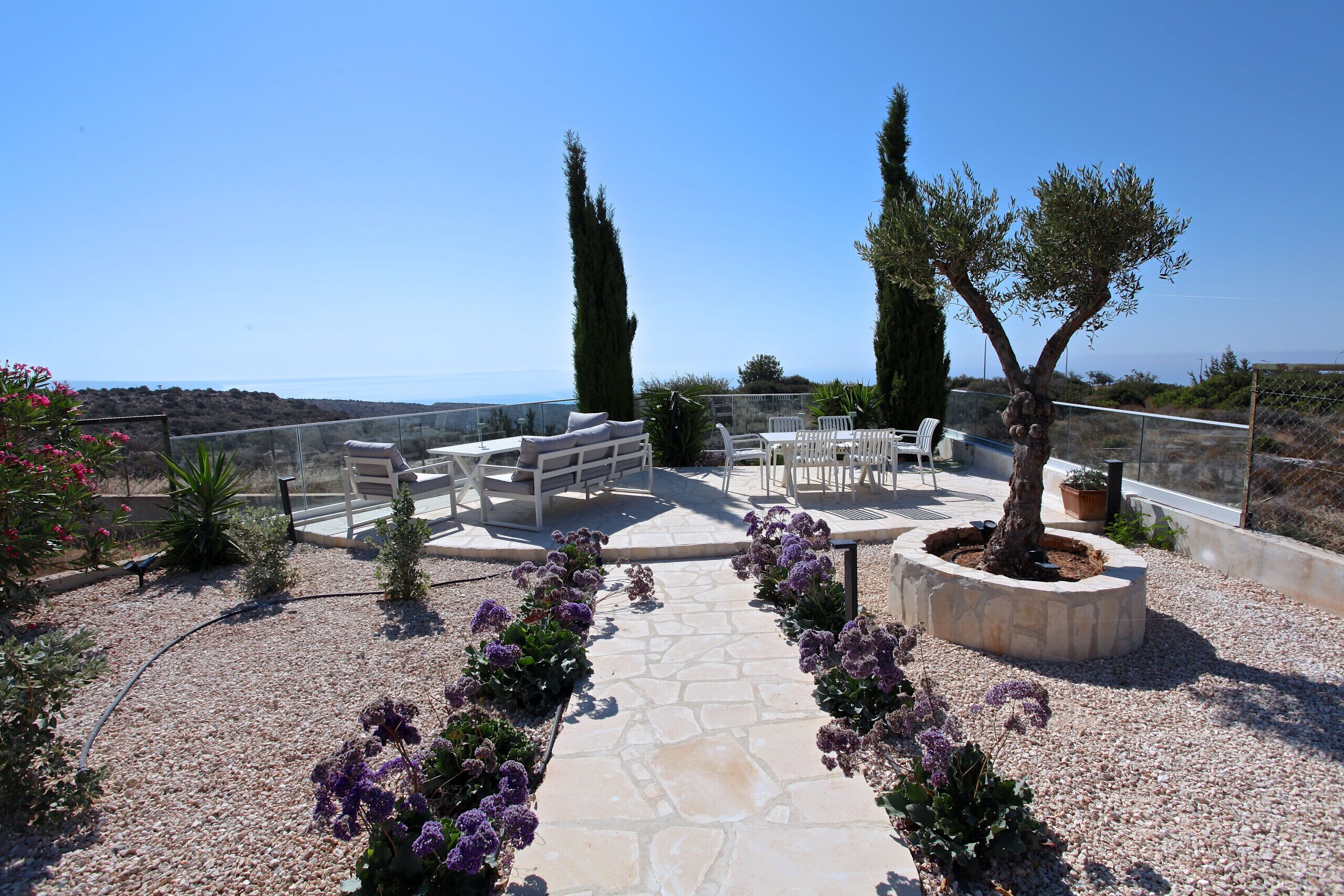 Un patio al aire libre con asientos y vistas al mar.
