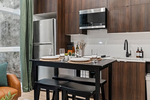 Walk to Everything in Old City- ADA compliant unit! Old City Philadelphia