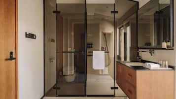 Exclusive Double or Twin Room | Bathroom | Free toiletries, hair dryer, slippers, towels