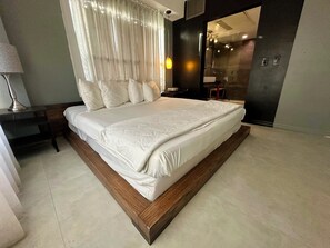 1 bedroom, WiFi - Coastal Chic Oasis: A Modern Beachfront Retreat in South Beach (Miami Beach)