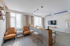 Chambre Confort double | Décor unique, ameublement unique, bureau, système d’insonorisation