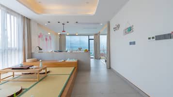 Suite estudio de lujo | Decoración personalizada, muebles diferentes y escritorio