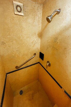 Douche, savon, papier toilette