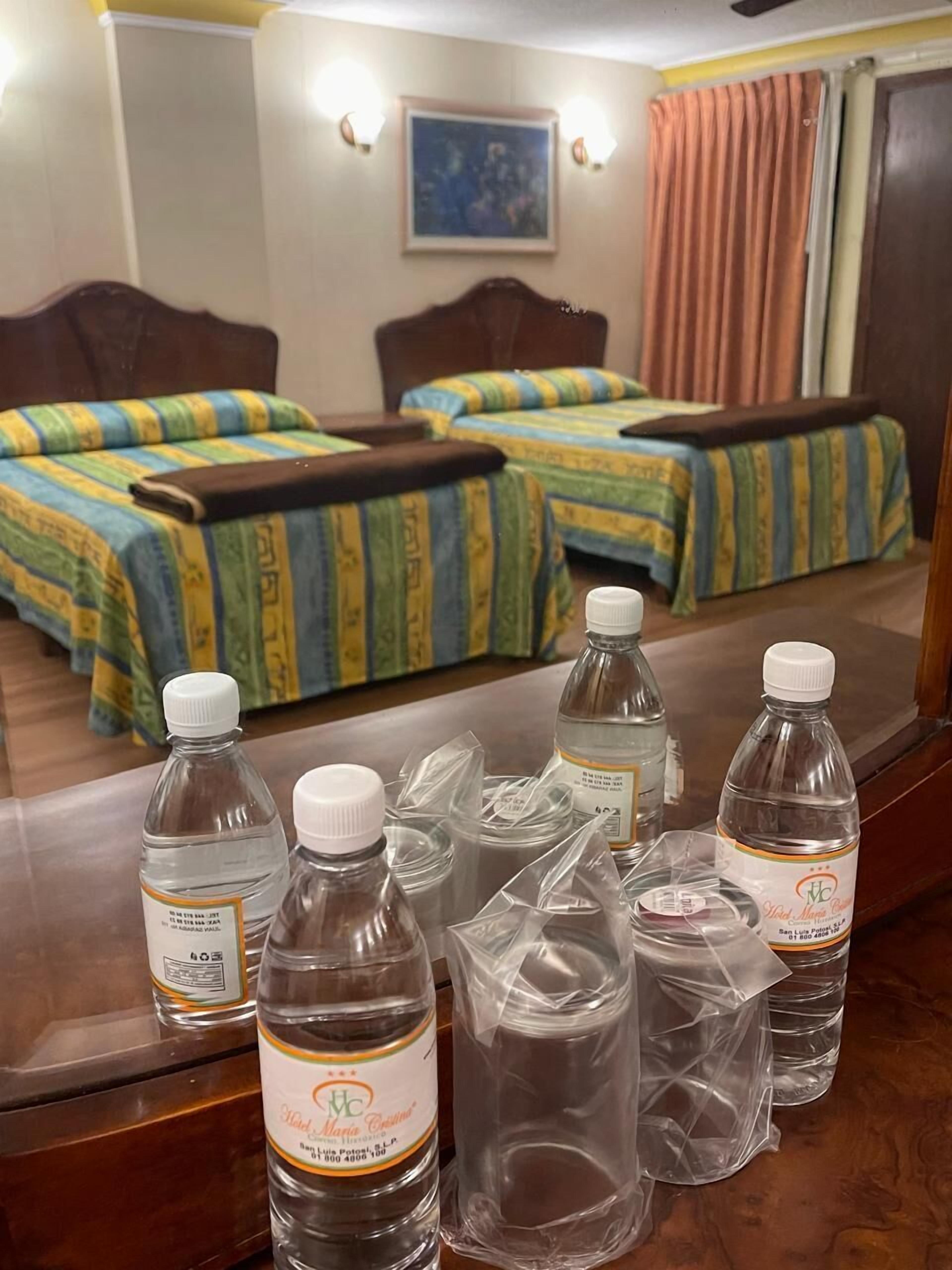 Habitación clásica con 1 cama matrimonial o 2 individuales, vista a la ciudad | Caja de seguridad en la habitación y escritorio 