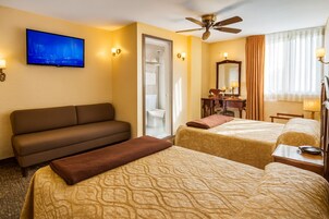 Habitación clásica con 1 cama doble o 2 individuales, vistas a la ciudad | Caja fuerte, escritorio, espacio para trabajar con un portátil