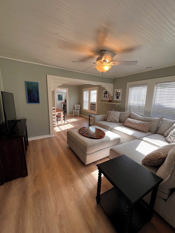 Charming 1920s Cottage, Waterfront Just 50 Ft Away, Beach Just 1 Minute Stroll! - Longboat Key, FL