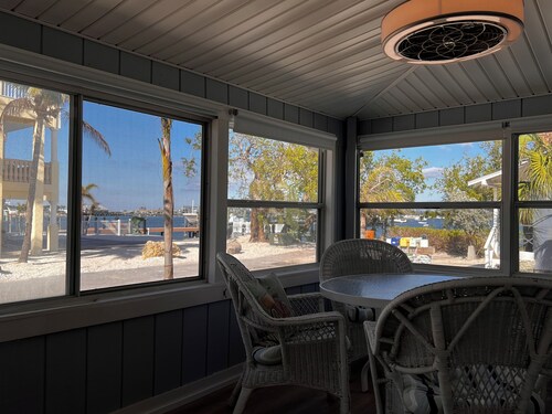 Charming 1920s Cottage, Waterfront just 50 ft away, Beach just 1 minute stroll!
