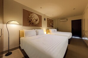 Suite Familiale, 2 chambres, balcon | Coin séjour | Télévision