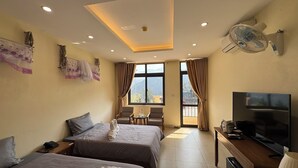 Standard Double or Twin Room | Meja, ruang kerja komputer riba, Wi-fi percuma 