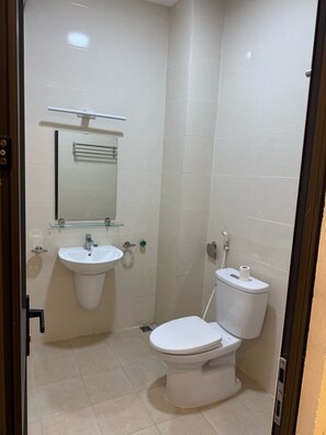 Shower, hair dryer, slippers, towels - Merit Sapa Hotel (Sa Pa)