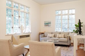 Smart-TV, Kamin, Tischtennisplatte, Bücher