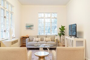 Smart-TV, Kamin, Tischtennisplatte, Bücher