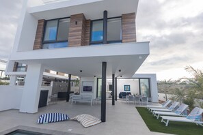 Outdoor dining - Protaras Aqua Pearl Villa AQ18 - a villa that sleeps 9 guests in 4 bedrooms (Protaras)