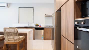 Luxury Apartment, Partial Sea View | Private kitchen