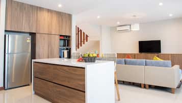 Luxury Apartment, Partial Sea View | Private kitchen