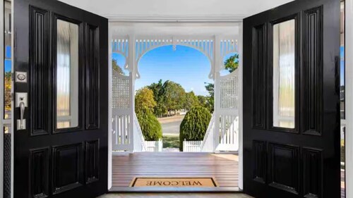 The Duchess - Luxury Brisbane Holiday Home. Family & Pet friendly with Pool