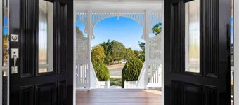 The Duchess - Luxury Brisbane Holiday Home. Family & Pet friendly with Pool