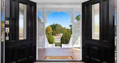 The Duchess - Luxury Brisbane Holiday Home. Family & Pet friendly with Pool