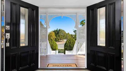 The Duchess - Luxury Brisbane Holiday Home. Family & Pet friendly with Pool