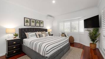 4 habitaciones, tabla de planchar con plancha, internet y ropa de cama