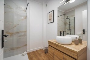 Dusche, Haartrockner, Handtücher, Shampoo