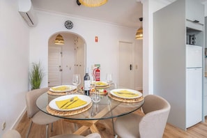 Dining - Elegant & Stylish Flat w/ Balcony by HostWise (Portimão)
