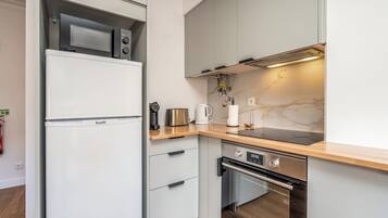Refrigerador, microondas, horno y parrilla de estufa