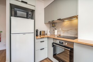 Køleskab, mikrobølgeovn, ovn, kogeplade
