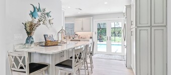 3-bedroom house in awesome Naples with Heated Pool and Hot tub, AC, WiFi