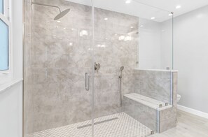 Shower, hair dryer, towels, soap - 3-bedroom house in awesome Naples with Heated Pool and Hot tub, AC, WiFi (Naples)