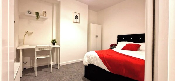 4 bedrooms, iron/ironing board, WiFi, bed sheets