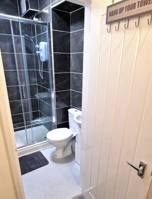 Een douche, een haardroger, handdoeken