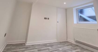 Bletchley Blissful Retreat - 4 Bedroom House