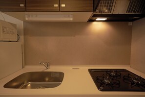 Geladeira, micro-ondas, cooktop, talheres/pratos/utensílios de cozinha