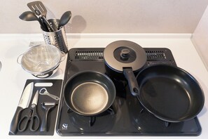 Fridge, microwave, stovetop, cookware/dishes/utensils - AQUA RESIDENCE Sangenjaya by Tranova (Tokyo)