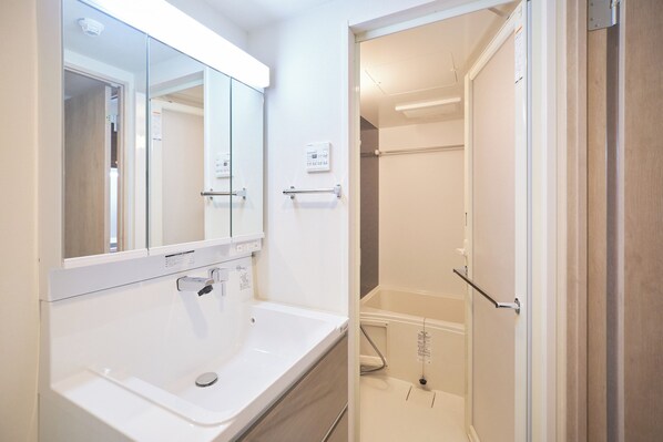 Combined shower/bathtub, free toiletries, hair dryer, slippers - AQUA RESIDENCE Sangenjaya by Tranova (Tokyo)